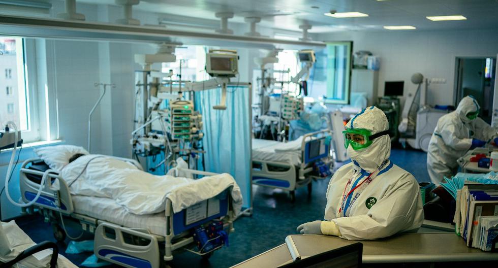 Los trabajadores médicos usan equipo de protección para tratar a pacientes infectados con el coronavirus COVID-19 en la sala de cuidados intensivos del hospital privado K+31, en Moscú. (Dimitar DILKOFF / AFP)