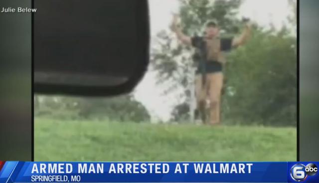Joven provoca caos al entrar armado y con chaleco antibalas a Walmart en EE.UU. (Foto: Captura de video)&nbsp;
