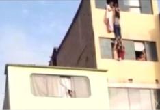 Mujer intentó lanzarse del cuarto piso de un edificio para evitar agresión de su pareja | VIDEO