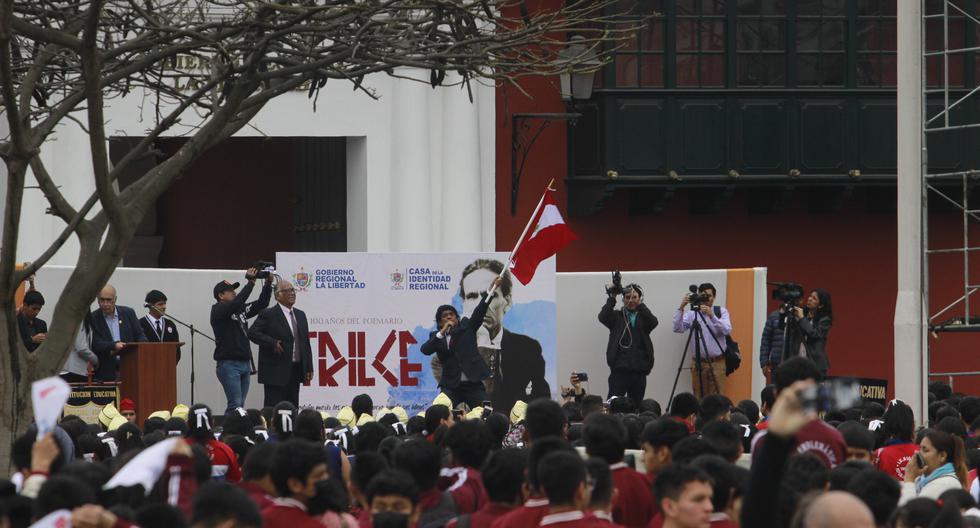 Miles declamaron el poema III de Vallejo: "Ya no tengamos pena [...] Madre dijo que no demoraría"  (Foto: Oscar Paz Campuzano/El Comercio)