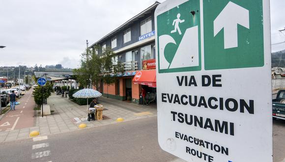 Conoce los pasos que deberás seguir ante una alerta de tsunami en Chile (Photo by GUILLERMO SALGADO / AFP)