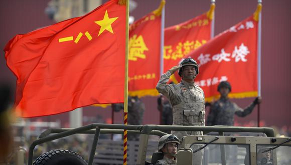 Los militares chinos rindieron honores a la cúpula del Partido Comunista en el aniversario del país y mostraron su nuevo armamento al mundo. [AP]