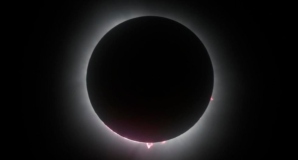 Las cuentas de Baily y los efectos del anillo de diamantes durante el eclipse solar total en Veterans Memorial Park en Dripping Springs, Texas, Estados Unidos, el 8 de abril de 2024. (EFE/EPA/ADAM DAVIS).