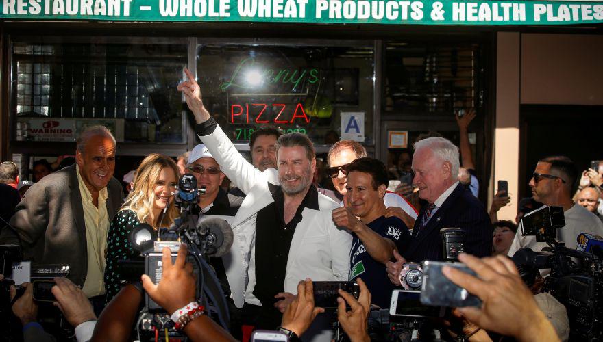 Decenas de personas se agolparon en la calle 86 del vecindario Bensonhurst de Brooklyn para presenciar un acto que tuvo lugar a las afueras de la pizzería Lenny's, donde Tony Manero, el joven interpretado por John Travolta, compró dos trozos de pizza que comió mientras recorría la zona en la icónica película. (Foto: Agencia)