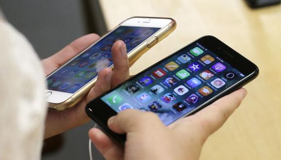 Un teléfono iPhone 7 y otro iPhone 6. (Foto: AP)