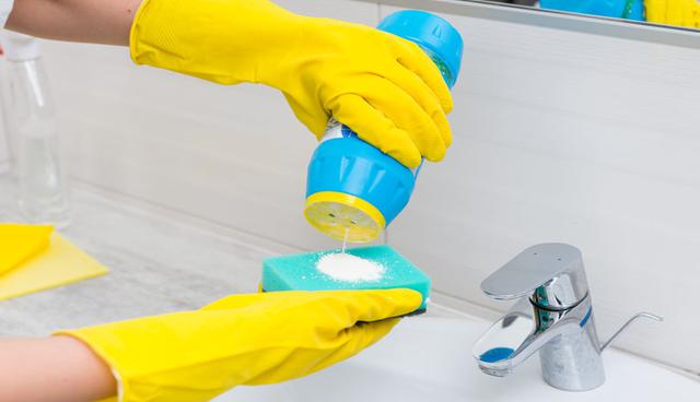 Cuídala. Evita el uso de las esponjas abrasivas de cocina (verdes o de metal), que rayan el acabado. Foto: Shutterstock.