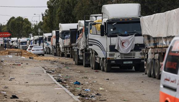 Un convoy de camiones que transportan combustible y ayuda se dirige al distrito Zeitoun de la ciudad de Gaza el 25 de noviembre de 2023, en el segundo día de una tregua entre Israel y Hamás. (Foto de MAHMUD HAMS / AFP)