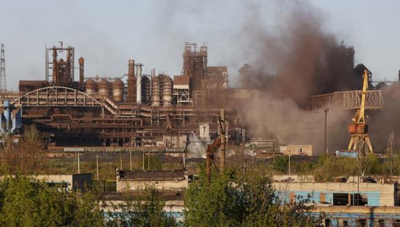 El humo se eleva desde el combinado metalúrgico Azovstal en Mariupol durante el bombardeo, en Mariupol, en territorio bajo el gobierno de la República Popular de Donetsk, en el este de Ucrania.
