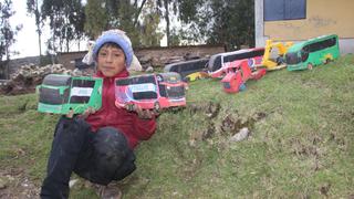 Huancavelica: niño de 11 años construye flota de buses interprovinciales a base de cartón | VIDEO