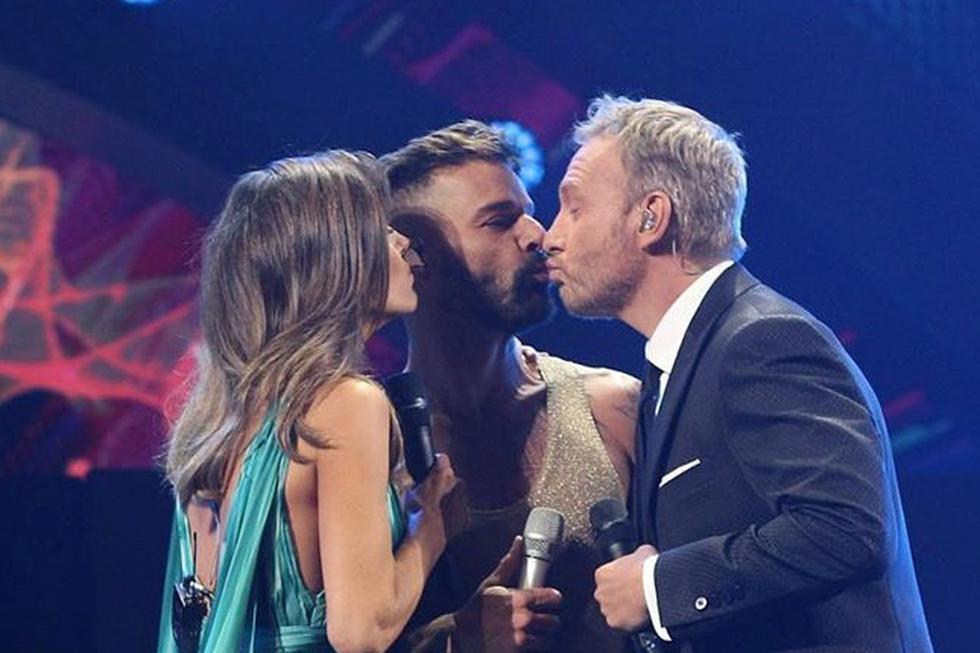 Ricky Martin y el beso que le dio a los presentadores de Viña del Mar 2020. Foto: Instagram.