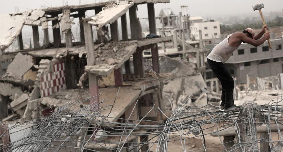Trabajador en edificio destruido en Franja de Gaza. (Foto: EFE)