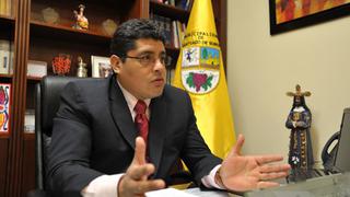 Surco: Alcalde no aclara si derrumbará muro de la vergüenza