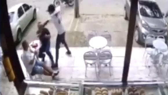 Los asaltantes, de 20 años, pretendían huir en moto luego de robar a dos personas, pero fueron alcanzados por las balas disparadas por una de sus víctimas. (Captura de video).