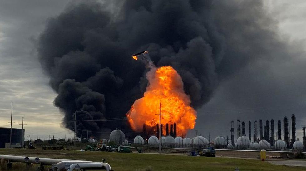 Una torre de proceso vuela por el aire después de explotar en la Planta Petroquímica del Grupo TPC, después de una explosión masiva anterior que provocó un incendio en la planta en Port Neches, Texas. (Foto: Reuters)