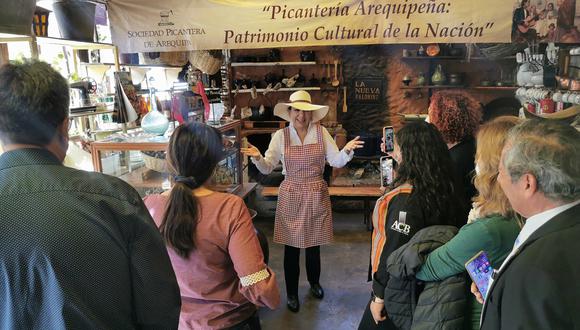 Mónica Huerta recibiendo visitantes en La nueva Palomino.