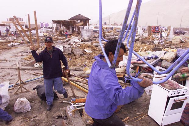 Camaná, 25 de junio de 2001. Pobladores caminan entre los escombros de sus viviendas en la playa 'La Punta'. Algo deberá haber que les sirva. (Foto: GEC Archivo / Manuel García-Miró)