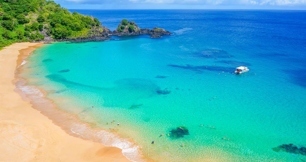 Otra forma de gozar a lo grande es entregarte al relajo en la Baía do Sancho, la playa más bonita del mundo según el ránking de TripAdvisor 2019. (Foto: Shutterstock)