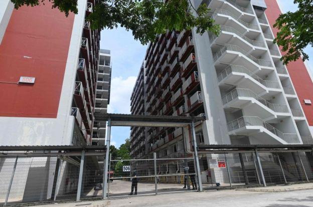 Los trabajadores que viven en los dormitorios son en su mayoría inmigrantes extranjeros. (AFP).