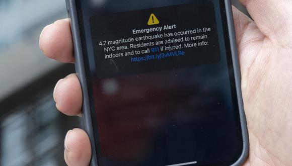 En esta ilustración, un teléfono muestra un mensaje de Alerta de Emergencia del 5 de abril de 2024, advirtiendo de un terremoto en Nueva York. (Foto de ANGELA WEISS / AFP)