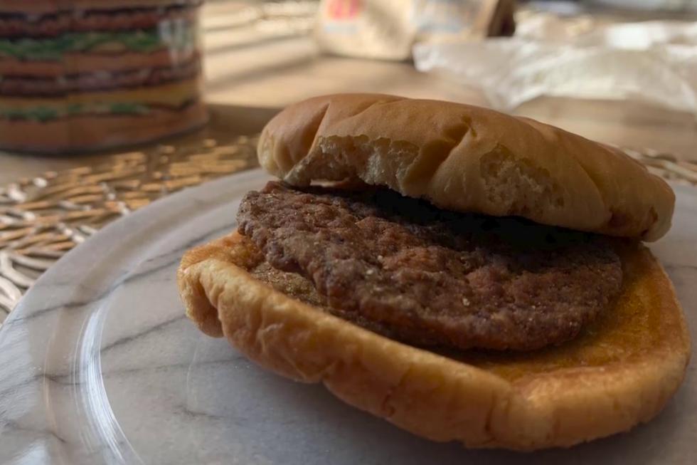 Un hombre en Estados Unidos atesora una hamburguesa que compró en 1999 y se conserva en buen estado, aunque no recomienda su consumo. (Foto: KUTV 2News en Facebook)