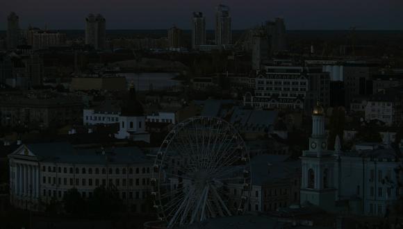 Una vista de la capital de Ucrania, Kiev, mientras la ciudad se sumerge en la oscuridad luego de un ataque militar que derribó parcialmente la infraestructura eléctrica el 31 de octubre de 2022. (Foto referencial de Serguéi SUPINSKY / AFP)