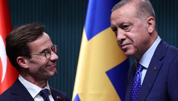 El presidente turco, Recep Tayyip Erdogan (der), estrecha la mano del primer ministro de Suecia, Ulf Kristersson, durante una conferencia de prensa en Ankara el 8 de noviembre de 2022. (Adem ALTAN / AFP).