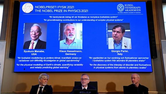 Goran K. Hansson, secretario General de la Real Academia Sueca de Ciencias, y miembros del Comité Nobel de Física Thors Hans Hansson (I) y John Wettlaufer (D) se sientan frente a una pantalla que muestra los co-ganadores de el Premio Nobel de Física. (Foto: Jonathan NACKSTRAND / AFP)