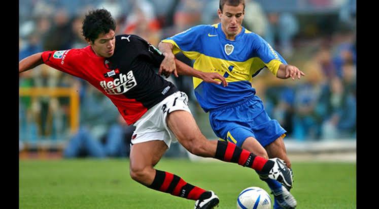 Vargas tuvo buenos partidos ante Boca Juniors, e incluso le marcó un golazo de tiro libre en la Bombonera. (Foto: AP)