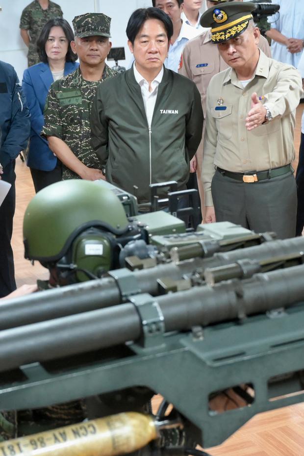 El presidente de Taiwán, Lai Ching-te (C), observa el sistema de defensa aérea Stinger, fabricado en Estados Unidos, durante una visita para inspeccionar las tropas militares en Taoyuan el 23 de mayo de 2024. (Foto de Sam Yeh / AFP).