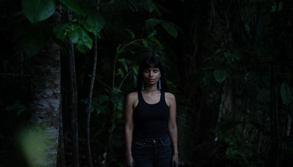 Nina Gualinga, defensora del territorio y los derechos de las mujeres indígenas, fotografiada en Sarayaku, en la Amazonía del Ecuador. Foto: Alice Aedy