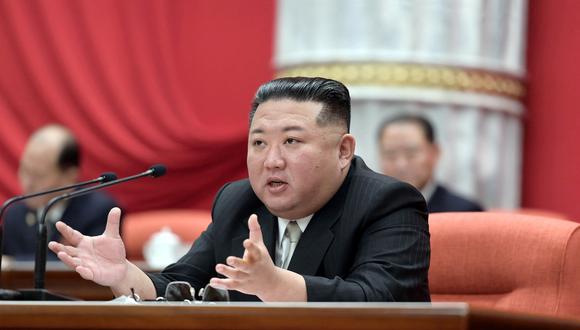 El líder norcoreano, Kim Jong-un, asiste a la sesión del tercer día de la sexta reunión ampliada del octavo Comité Central del Partido de los Trabajadores de Corea en Pyongyang, Corea del Norte.