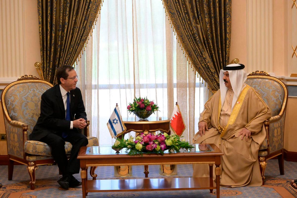Israeli President Isaac Herzog (i) is received at the Al-Qudaibiya Palace in Manama by King Hamad Bin Isa Al Khalifa (d), on December 4, 2022. (Photo by EFE / Government Press Office)