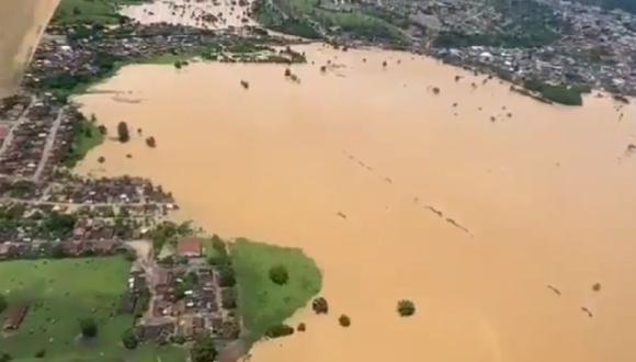 Las inundaciones obligaron a 17 ciudades del estado de Bahía y a otras 31 de Minas Gerais a declararse en situación de emergencia con el fin de poder beneficiarse de las ayudas del gobierno federal de Brasil. (Foto: Twitter @RadioCreativa)