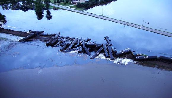 EE.UU.: Descarrilamiento de tren causa derrame petrolero en Iowa. (Foto: EFE)