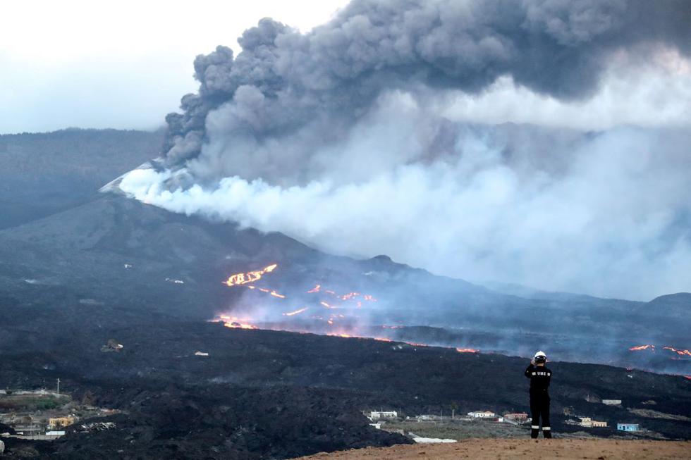 En esta foto tomada el 17 de noviembre de 2021 y difundida por la Unidad de Emergencias Militares de España (UME), un miembro de la UME monitorea los flujos de lava. (LUISMI ORTIZ / UME / AFP).