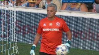 Mourinho y su nueva faceta como arquero en partido benéfico [VIDEO]