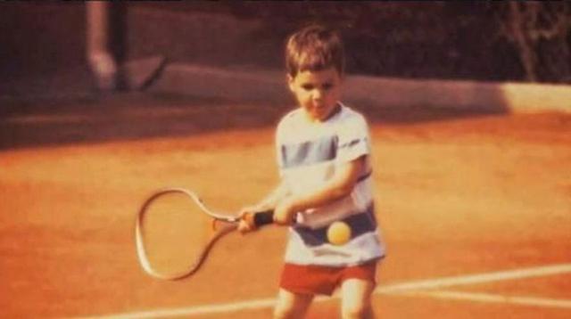 Cuando era un niño, Federer lloraba cada vez que perdía y no dejaba que nadie le diga algo. También rompía y pateaba sus raquetas.