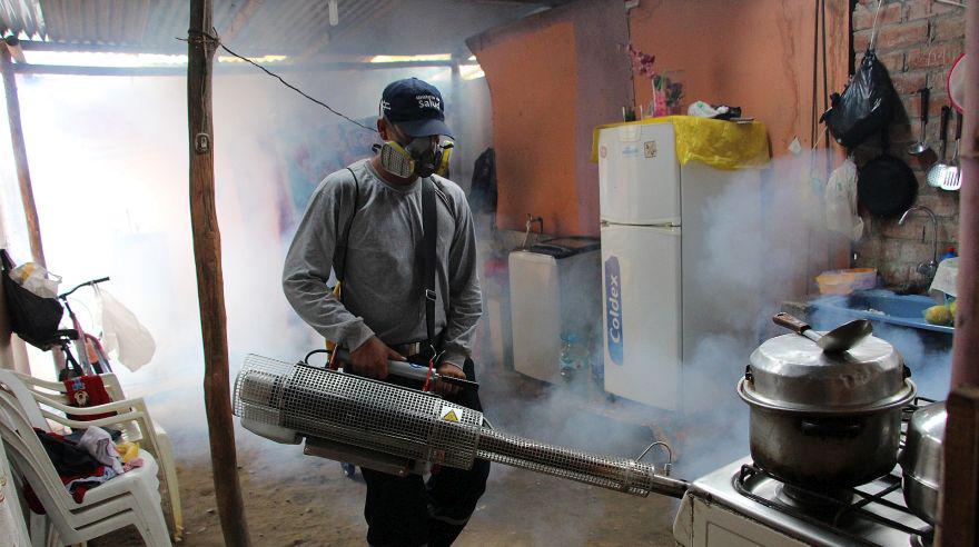 Las intensas campañas de fumigación ayudaron a que la curva de crecimiento de los casos de dengue disminuyera. Aun así, esta enfermedad es un problema evidente en Piura (Foto: archivo)