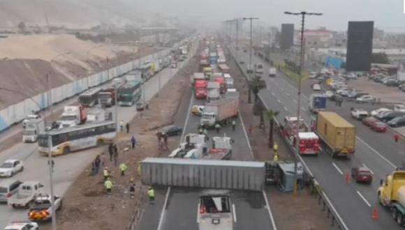 Panamericana Sur permanece bloqueada tras volcadura de tráiler. (Captura: América Noticias)