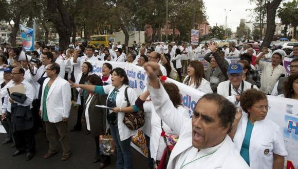 Médicos anuncian huelga indefinida el próximo 27 de mayo