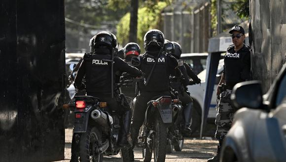 Policías en motocicletas ingresan a la prisión de Guayas 1 donde un nuevo motín de varios días entre bandas rivales cobró al menos 18 vidas, en la ciudad portuaria de Guayaquil, Ecuador, el 25 de julio de 2023. (Foto de Marcos PIN / AFP)