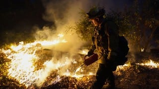 Incendios por caída de miles de relámpagos arden en el norte de California