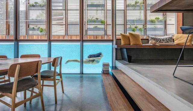 Aquí vemos una piscina techada que se conecta visualmente con los ambientes sociales de la vivienda. (Foto: CplusC Architectural Workshop)