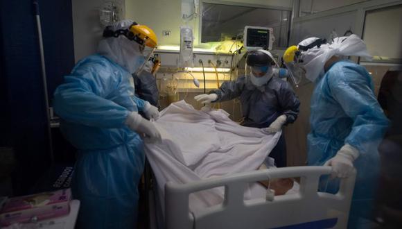Health workers take care of a patient at a Covid-19 Intensive Care Unit (ICU), in a private hospital in Montevideo, on June 04, 2021. Uruguay has the highest number of Covid-19 deaths per capita in the world in the last 14 days, there is an increase of 11% from the last 7 days according to AFP's database / AFP / Pablo PORCIUNCULA
