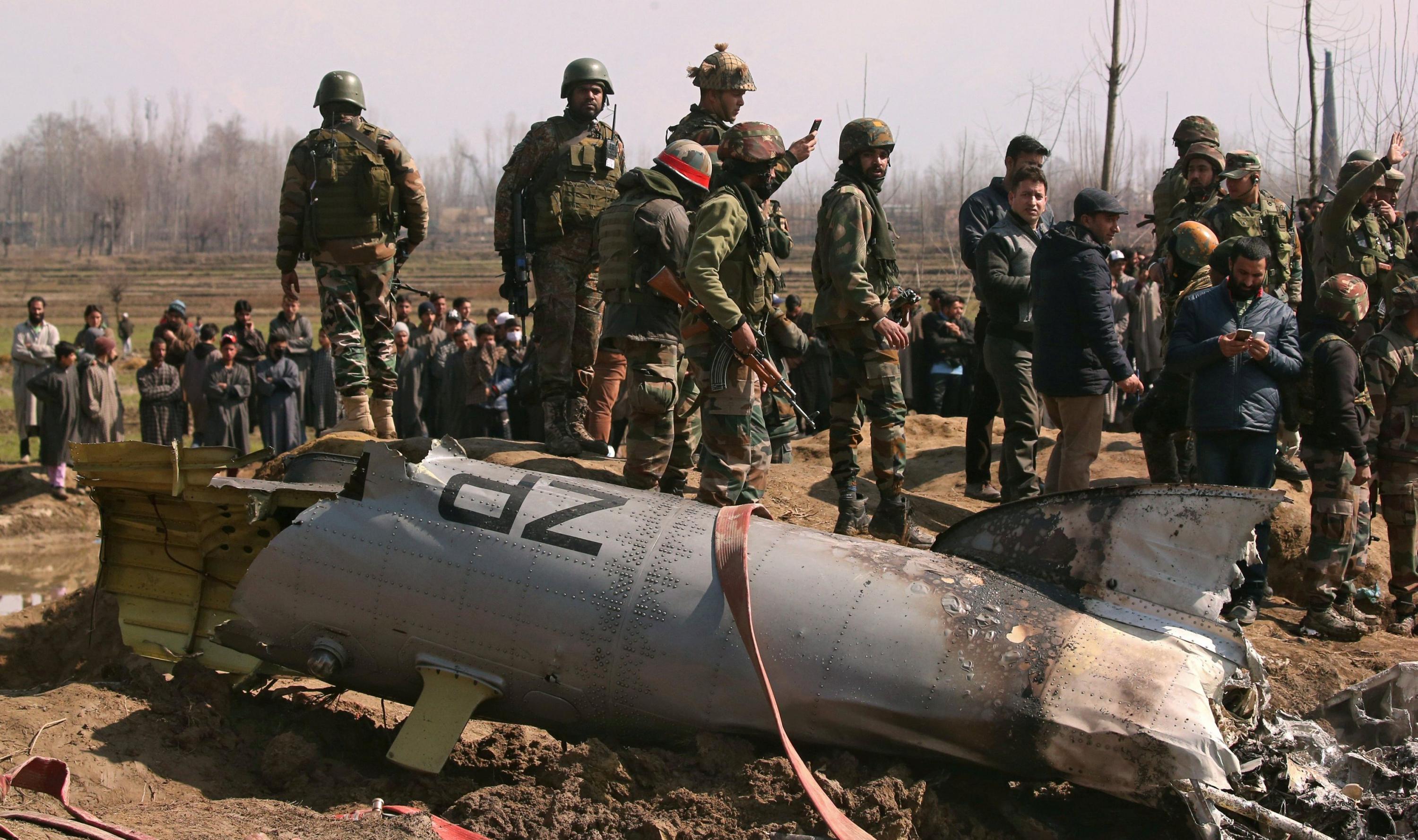 Conflicto por Cachemira: India y Pakistán derriban aviones de combate en una escalada bélica entre potencias nucleares. En la imagen, soldados indios junto a un avión de combate de su país. (Reuters).