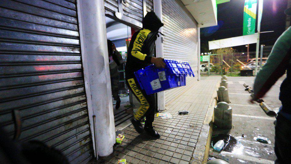 El supermercado Líder de Chile, de la cadena Walmart, fue uno de los primeros afectos durante las protestas del sábado. (Foto: Twitter @sinfusil)