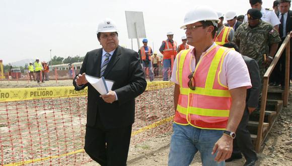 Alan García y Jorge Barata inspeccionando la obra de la línea 1 del metro de Lima en marzo del 2010. (Foto: Presidencia)