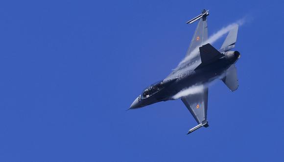 Un caza a reacción belga F-16 participa en el ejercicio nuclear aéreo de la OTAN "Steadfast Noon" (su ejercicio habitual de disuasión nuclear) en la base aérea de Kleine-Brogel en Bélgica el 18 de octubre de 2022. (Foto de Kenzo TRIBOUILLARD / AFP / Archivo)