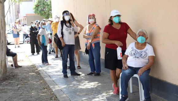 Cientos de adultos mayores y sus familiares hicieron colas por más de una hora para acceder a una dosis en la segunda jornada de vacunación realizada el miércoles 31 de marzo en el Cercado de Lima. (Britanie Arroyo / @photo.gec)