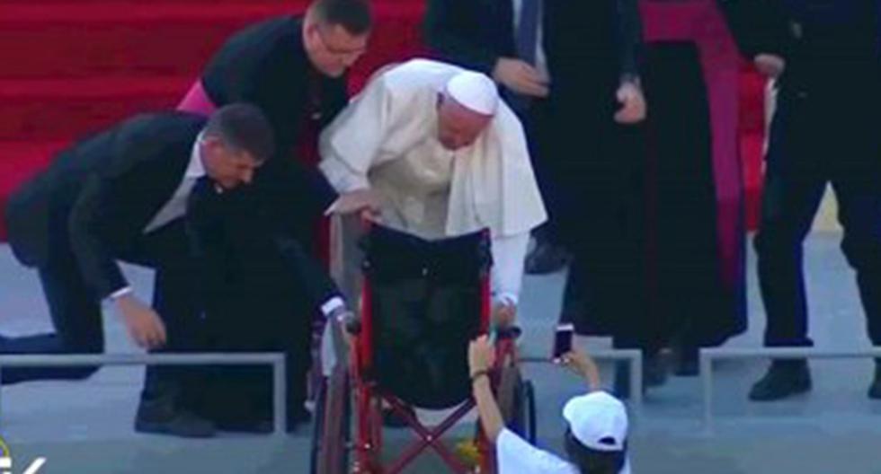 La bendición del papa Francisco a un niño en silla de ruedas. (Foto: Captura)